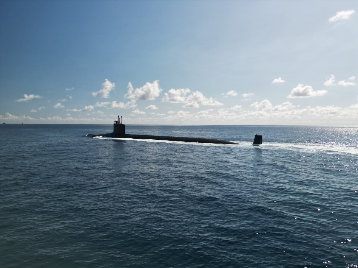 Submarine equipped with an optronics mast using a slip ring assembly